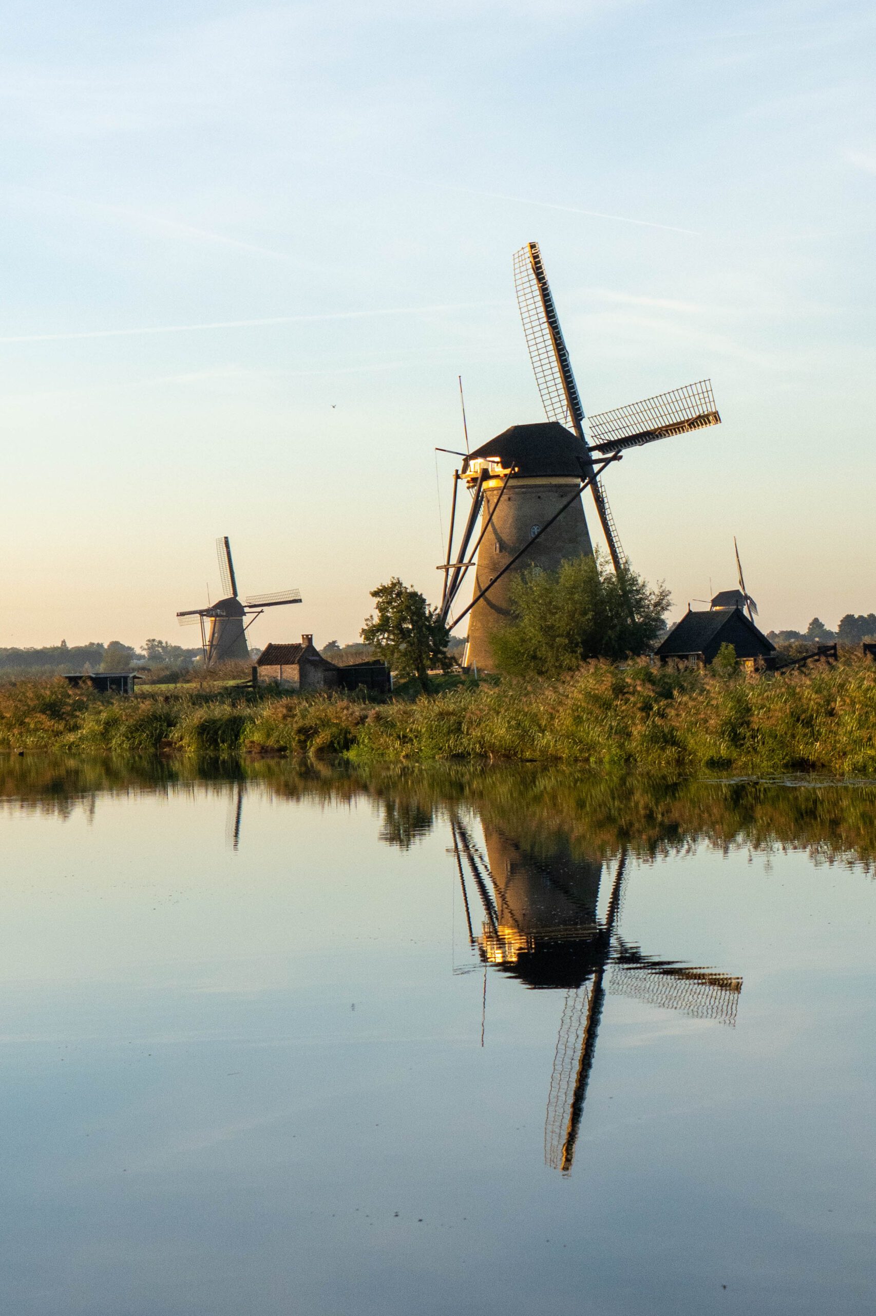 Unesco werelderfgoed windmolen aan het water bij zonsopgang