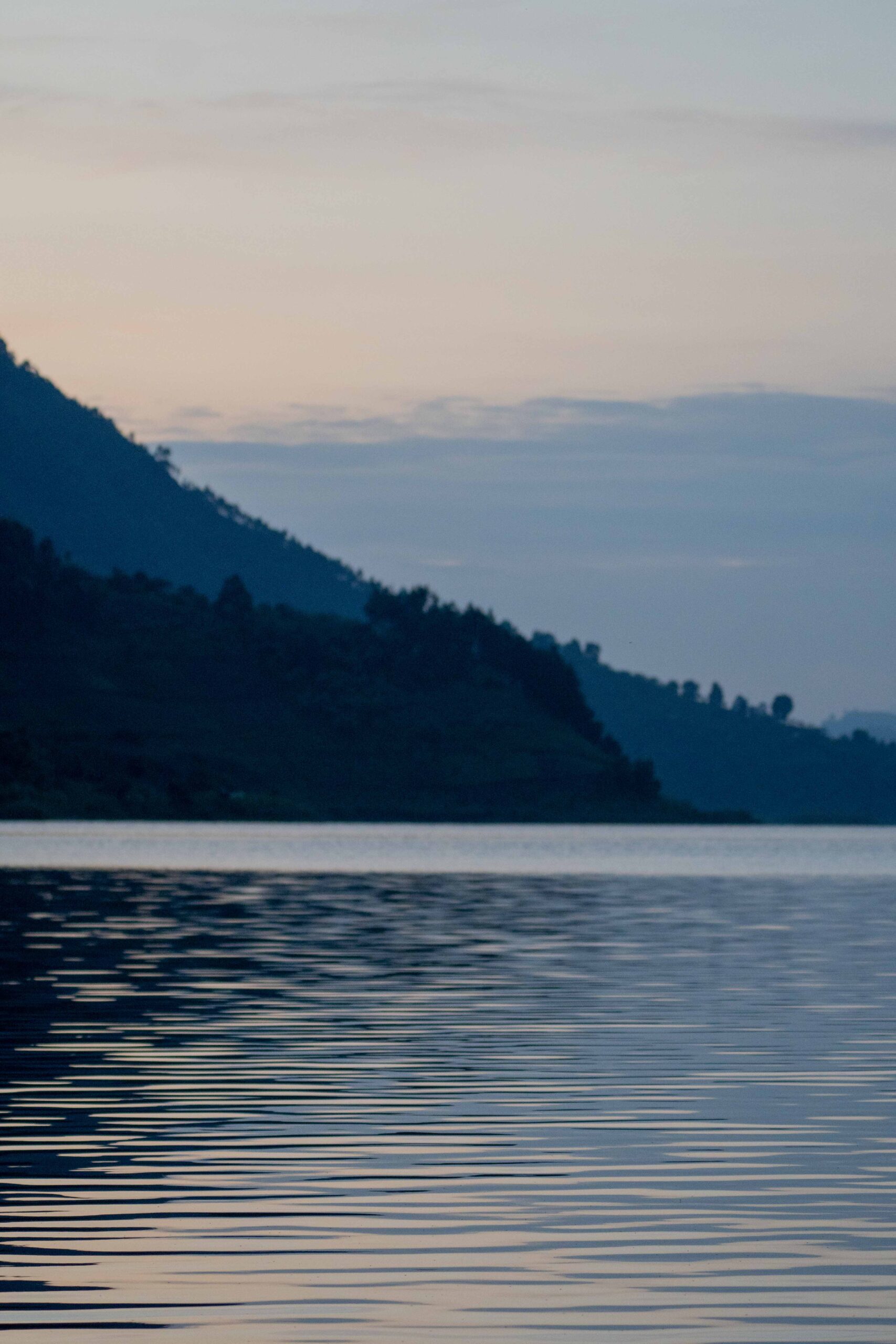 zicht op de vulkaan en Lake Mutanda in Oeganda