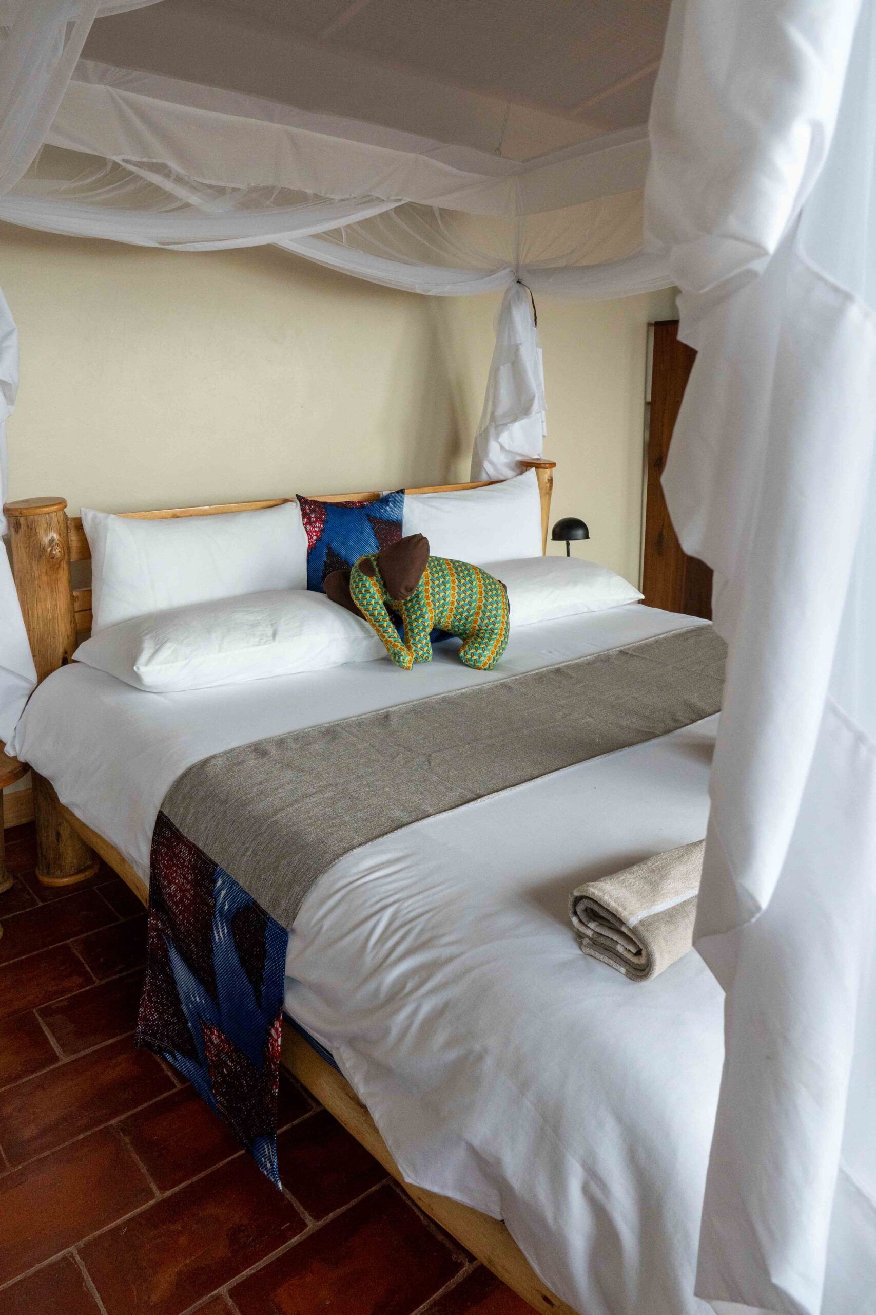 Opgemaakt bed in Lake Mutanda Resort
