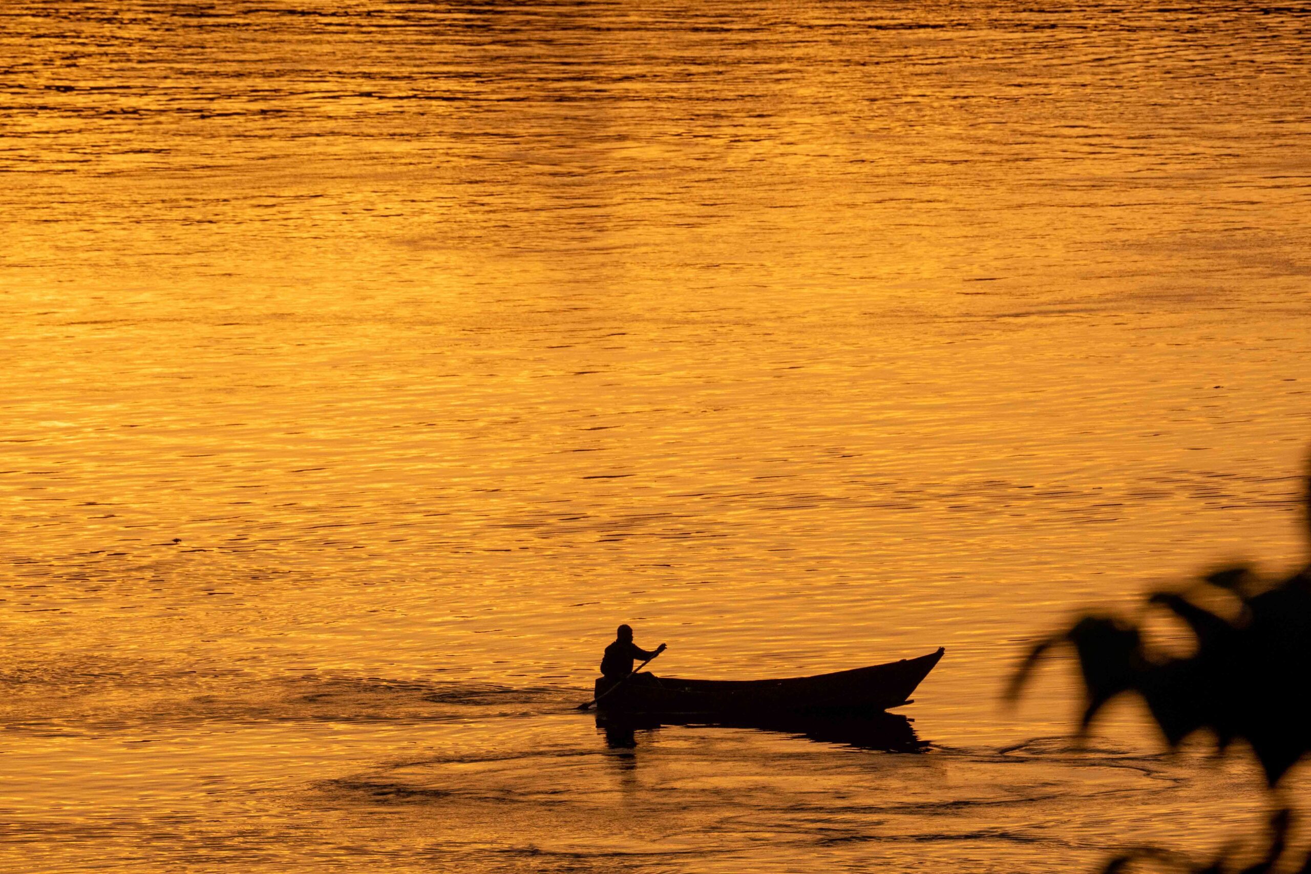 bootje op de Nijl met zonsondergang