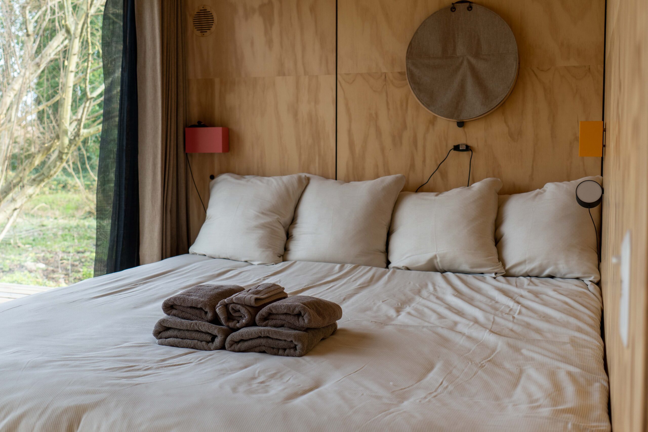 Overnachting in de natuur - Les Cabanes d'Ostende groot tweepersoonsbed in de cabin