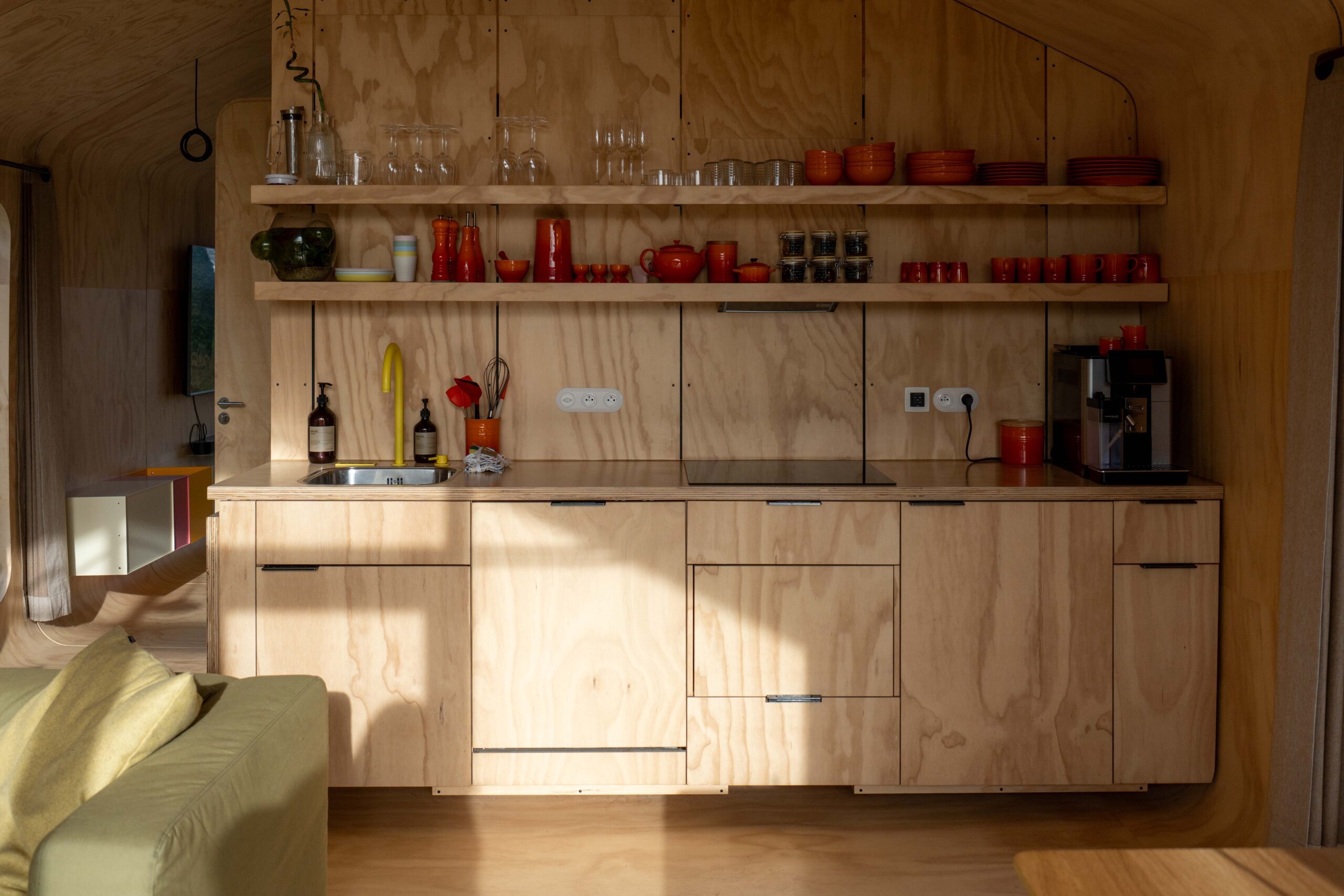 Overnachting in de natuur - Les Cabanes d'Ostende uitgeruste keuken in de cabin