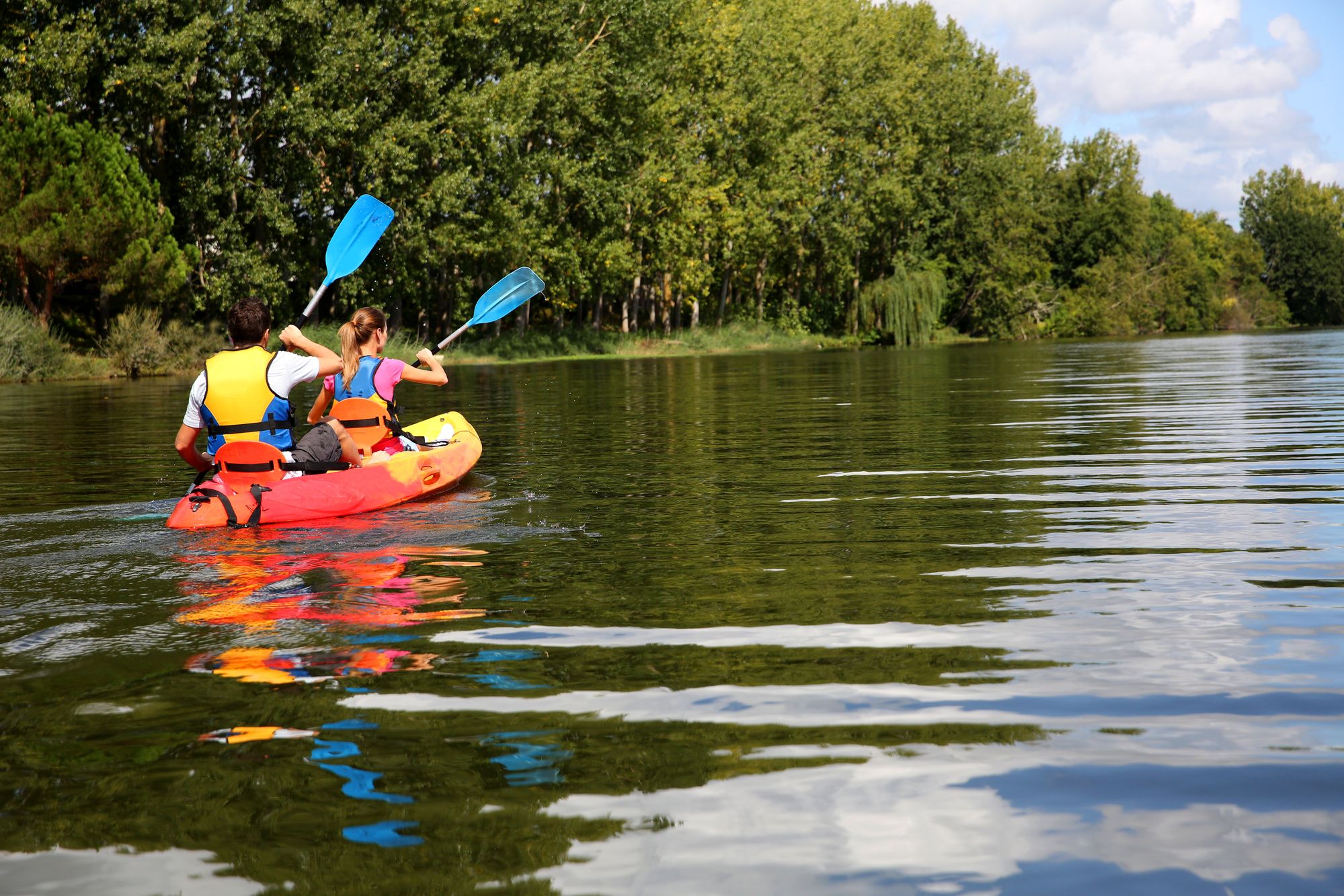 Thérain Oise Frankrijk Couple riding canoe in river