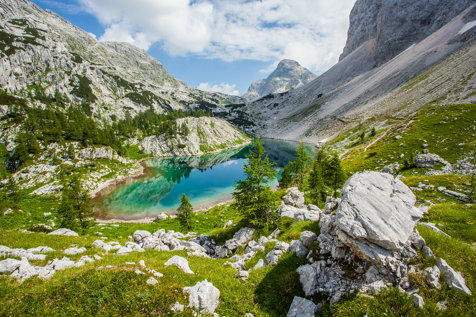 Slovenië roadtrip - Veliko jezero - Lake in the valley of the Triglav lakes